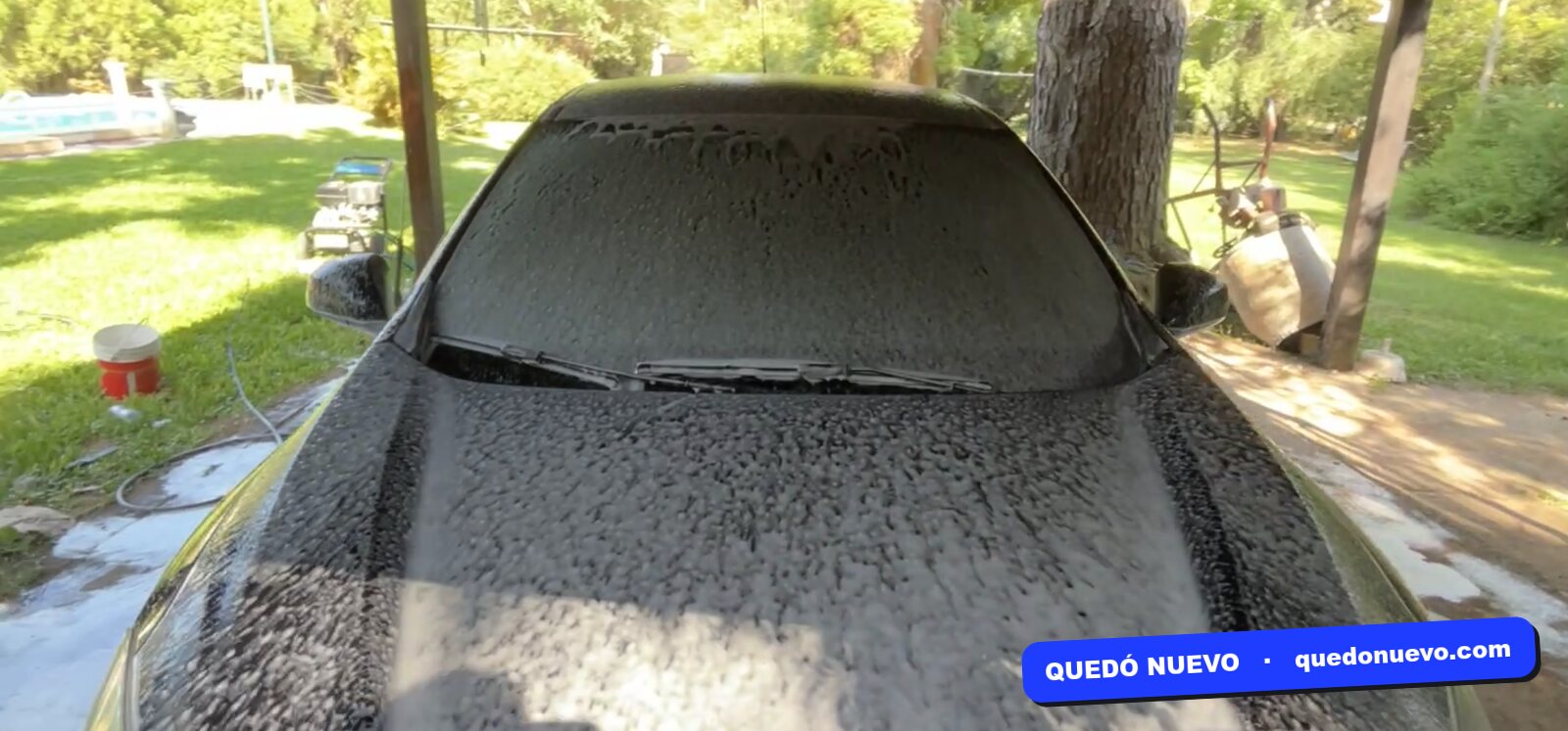 Auto cubierto de espuma durante el lavado de Quedó Nuevo