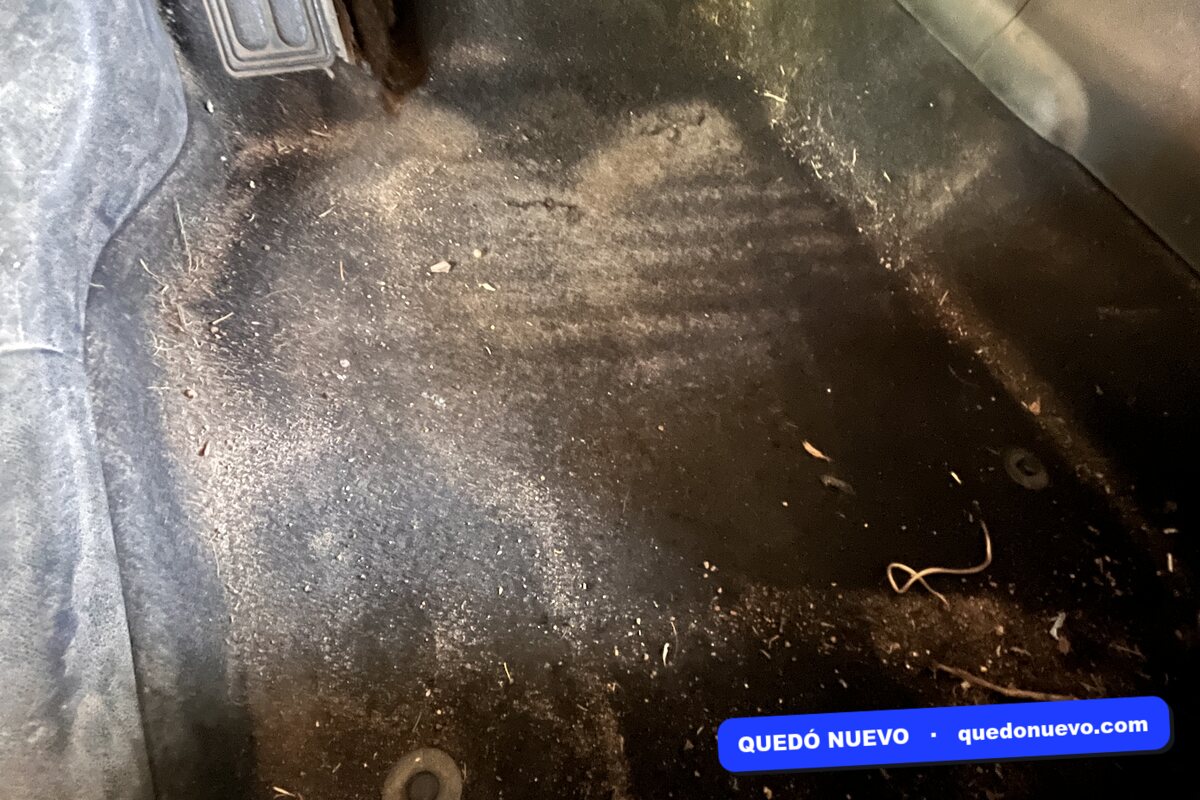 Interior de auto antes de la limpieza de tapizados