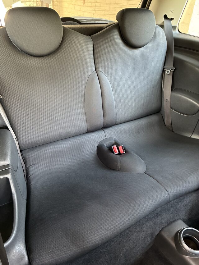 Butacas de un auto chico limpias después del trabajo