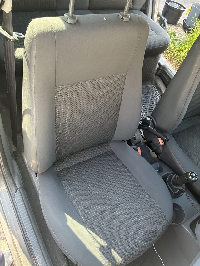 Interior de auto limpio después del tapizado con inyección-extracción