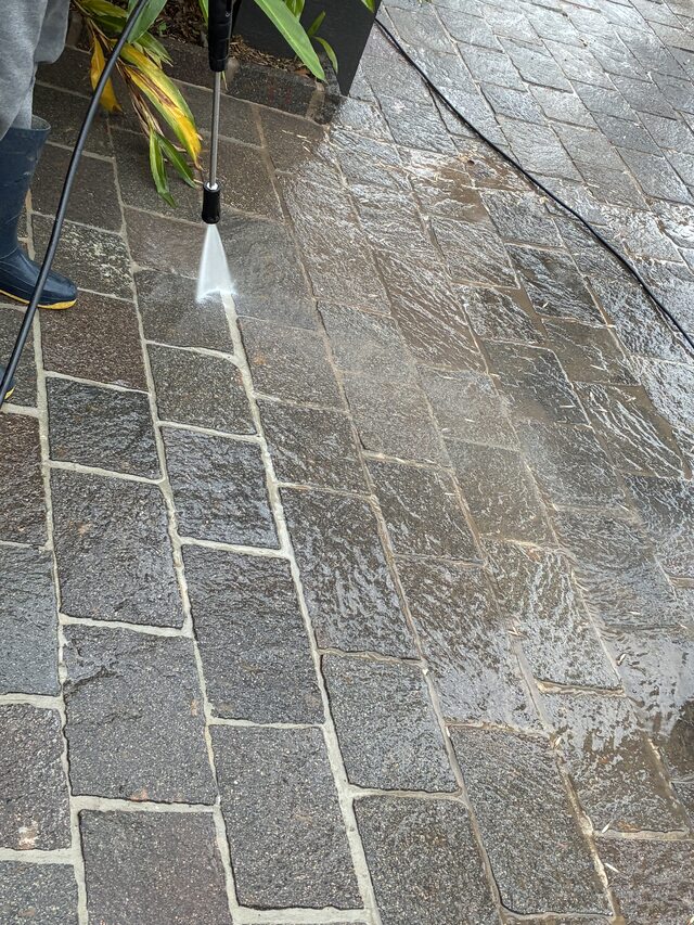 Hidrolavado de vereda de piedra con agua a presión en Martínez