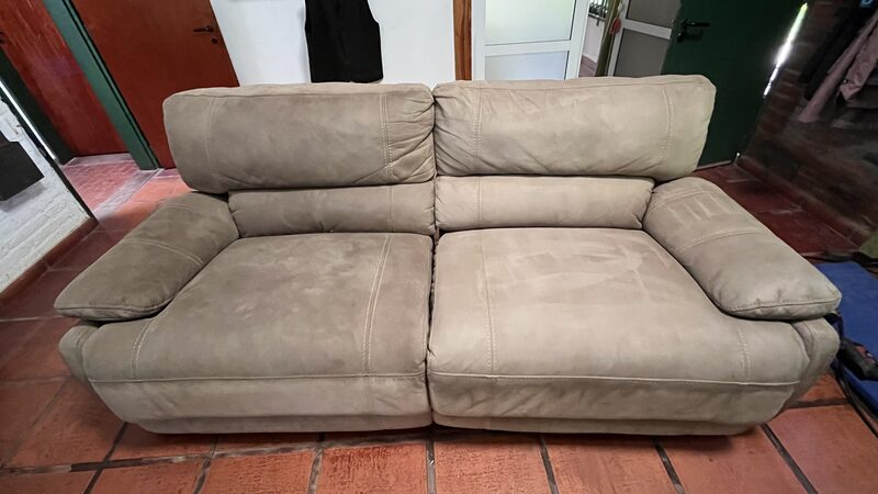 Sillón de dos cuerpos de tela beige, trabajo real de limpieza a domicilio