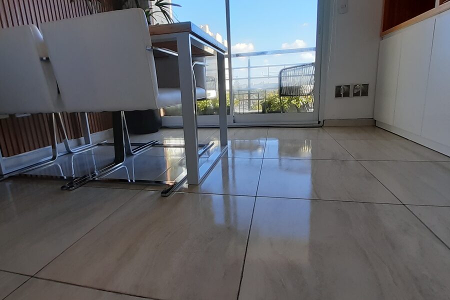 Living con ventanal y piso impecable, listo para entregar la llave