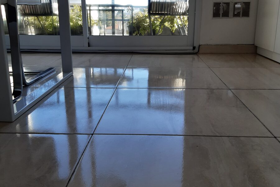 Piso terminado y espejado después de la limpieza de fin de obra