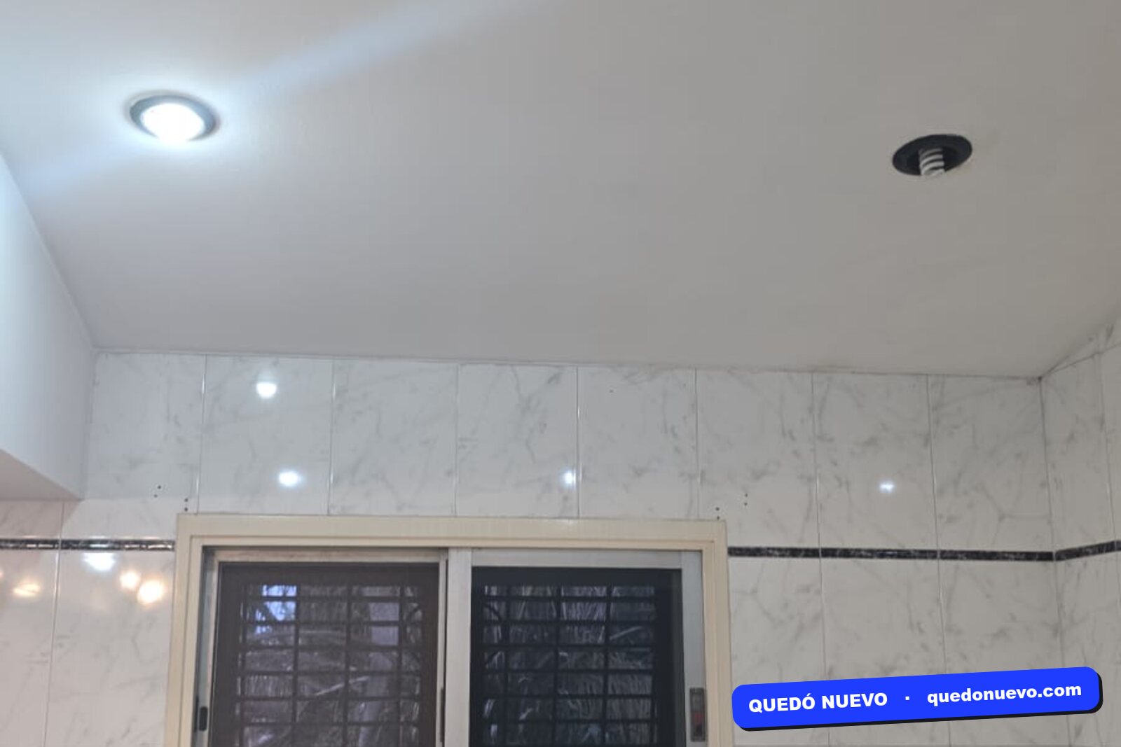 Cielorraso de baño limpio y blanco después del tratamiento