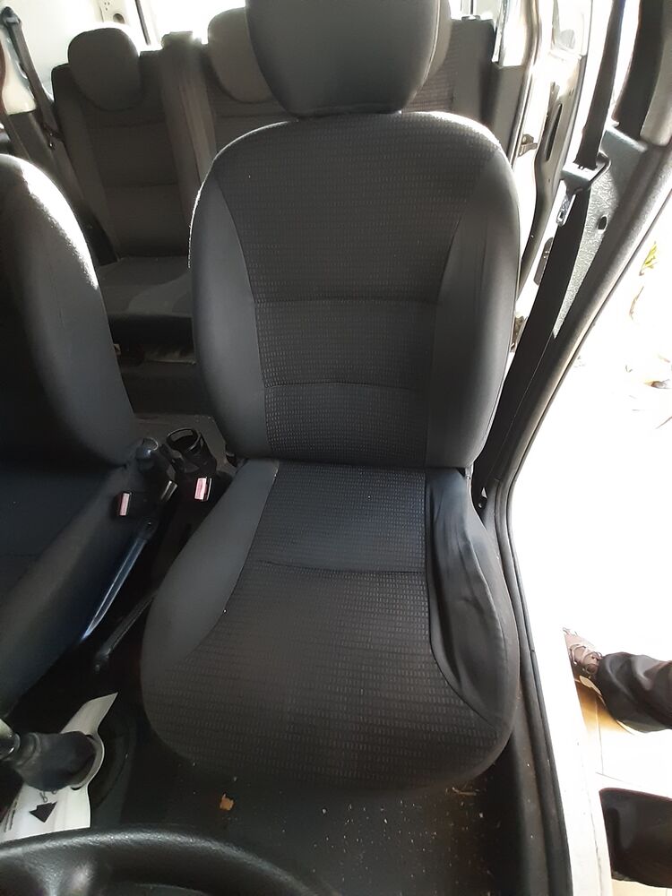 Butaca del conductor de una Berlingo con polvo, antes de la limpieza