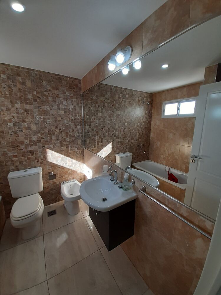 Baño limpio: sanitarios, vanitory y espejo