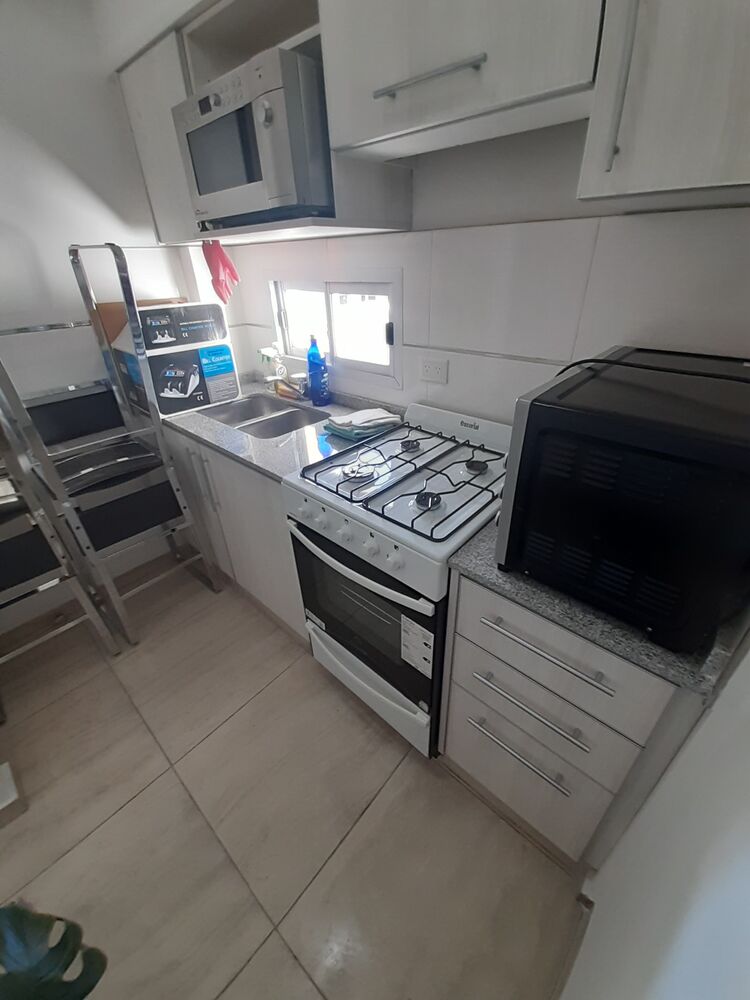 Cocina de la oficina limpia: mesada, anafe y horno