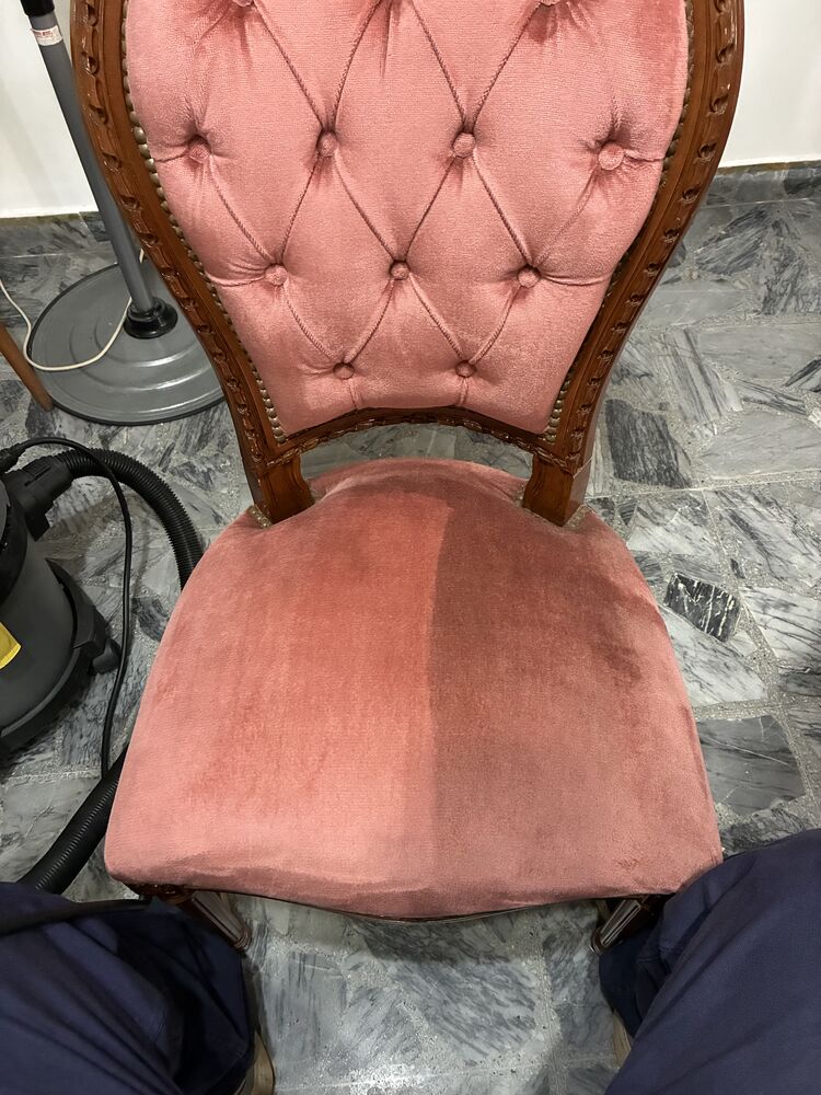 Asiento de pana rosa a mitad de limpieza: una parte limpia y otra sin pasar