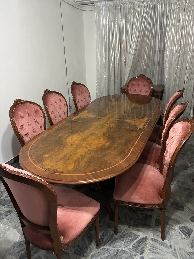 Juego de sillas de comedor de pana rosa, limpias, alrededor de la mesa