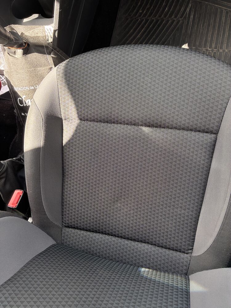 Butaca de tela gris de un Gol Trend, después de la limpieza
