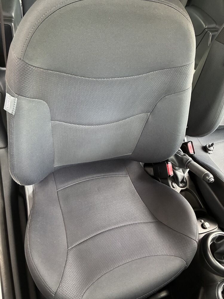Butaca delantera del mismo auto, limpia