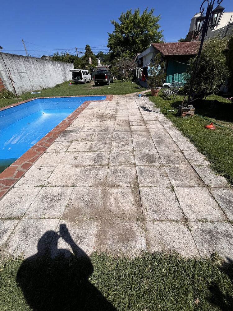 Borde de pileta con verdín antes del hidrolavado