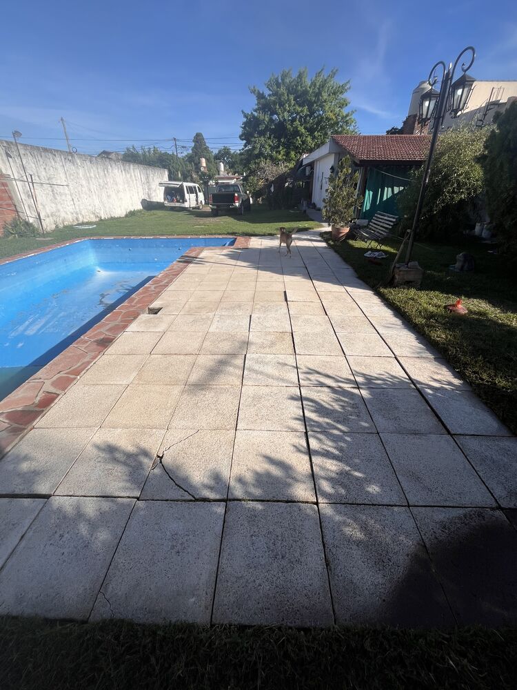 El mismo borde de pileta después del hidrolavado
