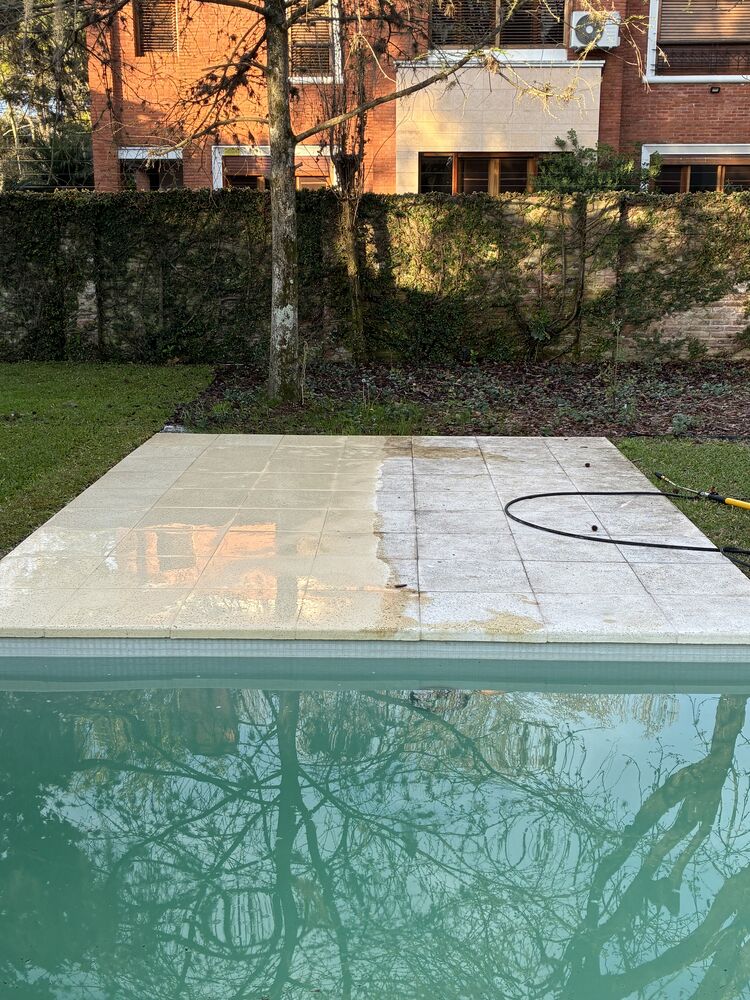 Borde de pileta a mitad del hidrolavado: un tramo blanco al lado de otro amarillento