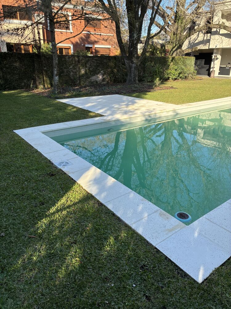 Pileta con el borde y el solárium blancos y parejos, al día siguiente del hidrolavado