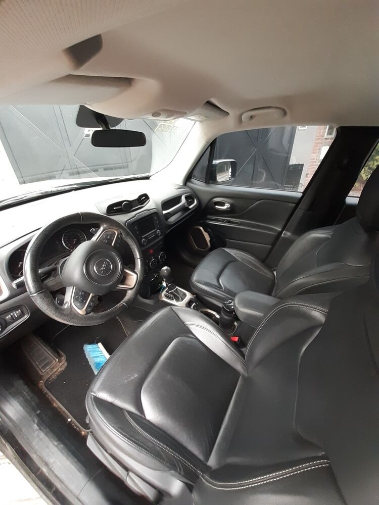 Interior de un Renegade desde la puerta del conductor, con las alfombras sucias