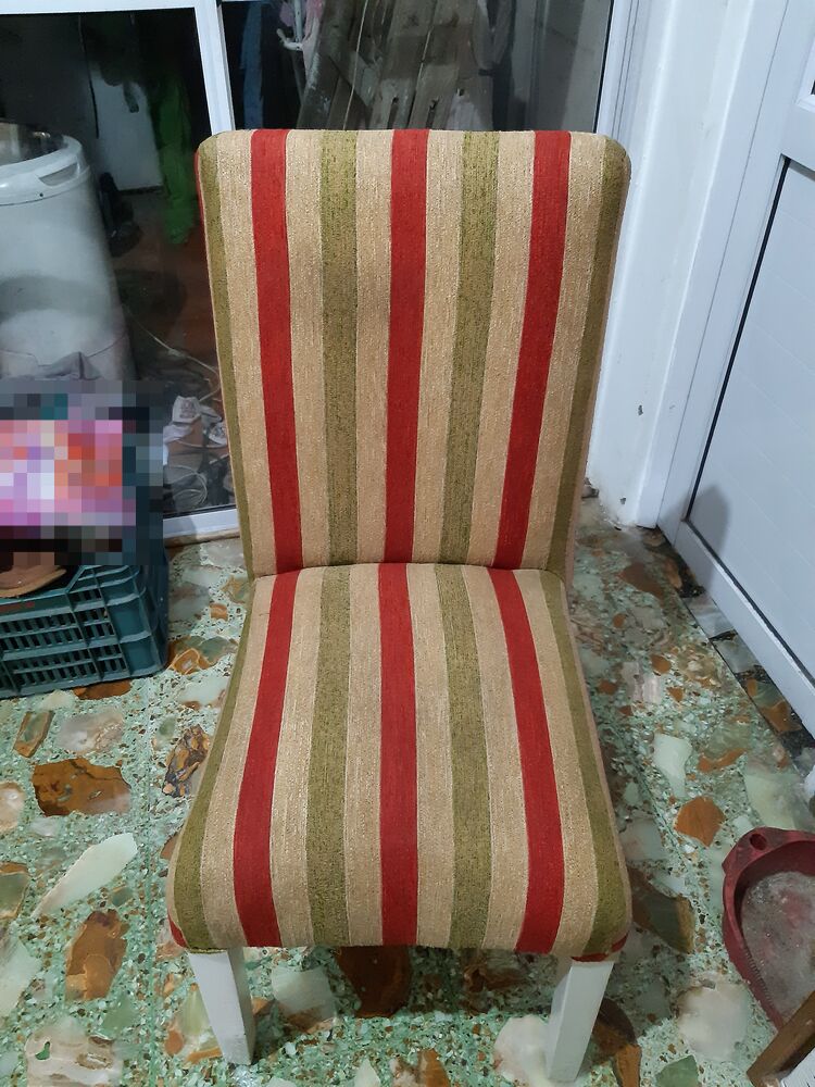 Silla de comedor de respaldo alto, tapizada a rayas, limpia