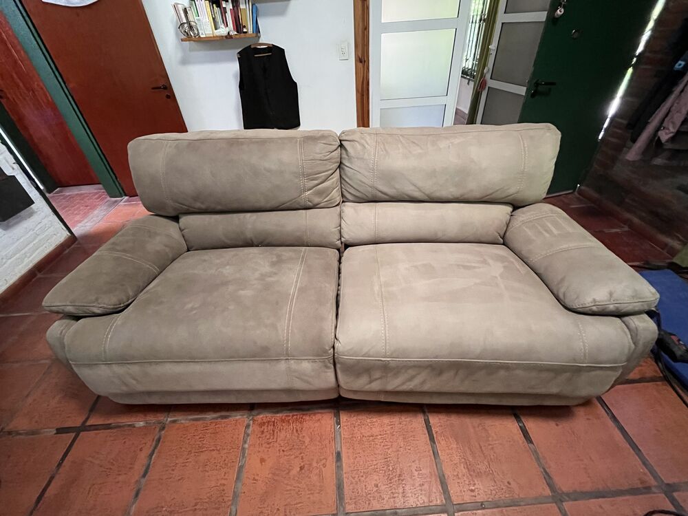 Sillón de dos cuerpos de gamuza beige, limpio, sobre piso rojo