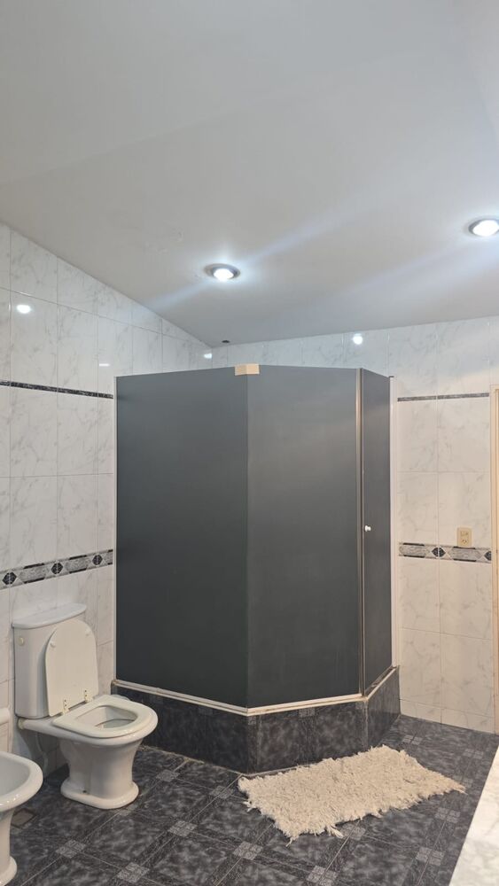 El mismo baño desde otro ángulo, con el cielorraso blanco