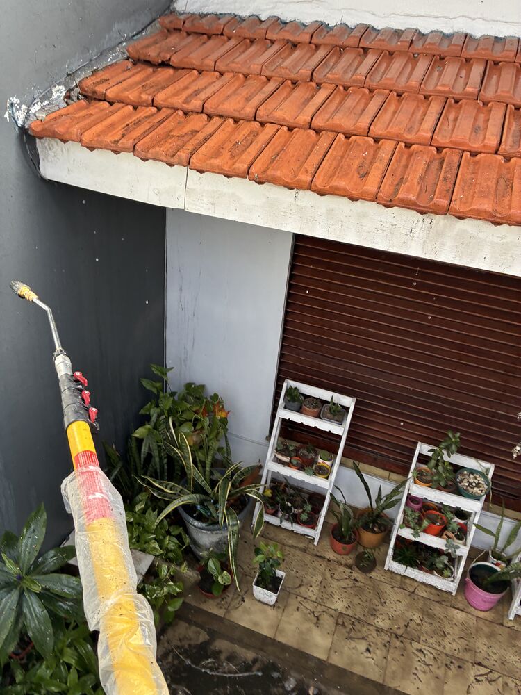 Techito de tejas naranjas, limpias después del hidrolavado