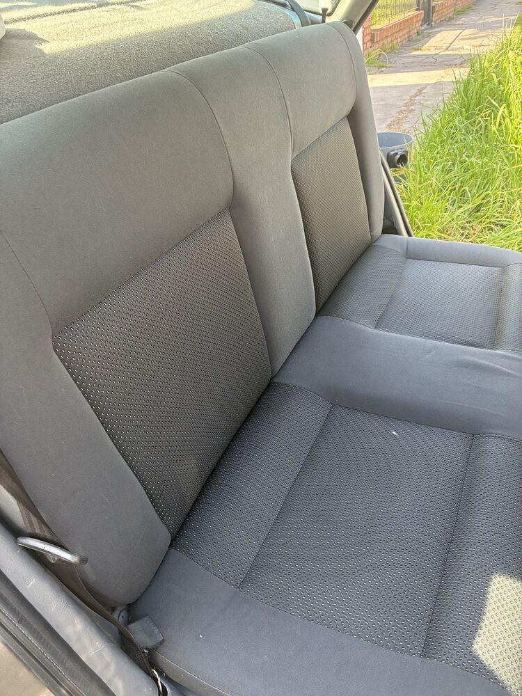 Asiento trasero del mismo auto, limpio