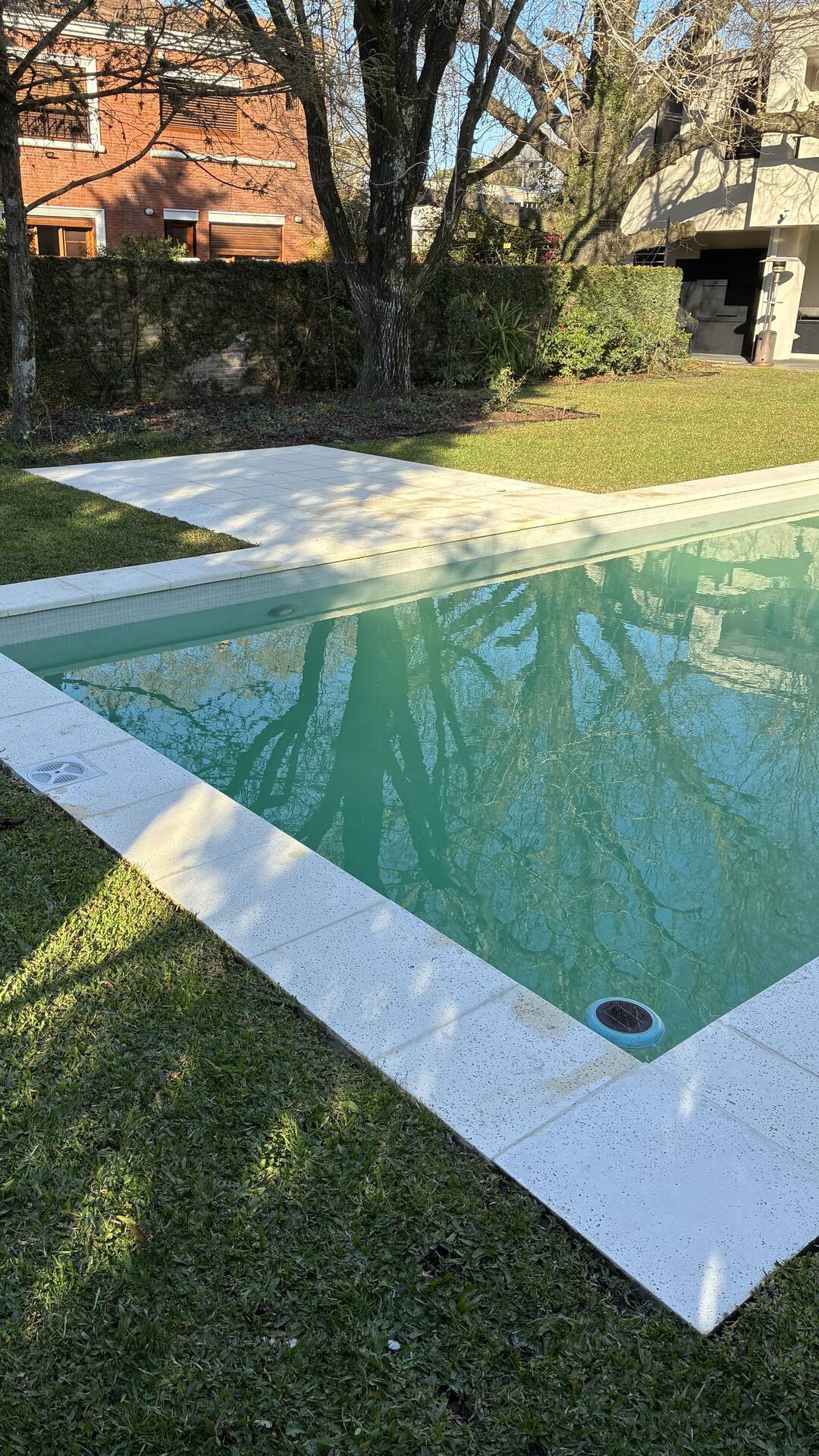 Pileta en Martínez con el borde y el solárium blancos, al día siguiente del hidrolavado