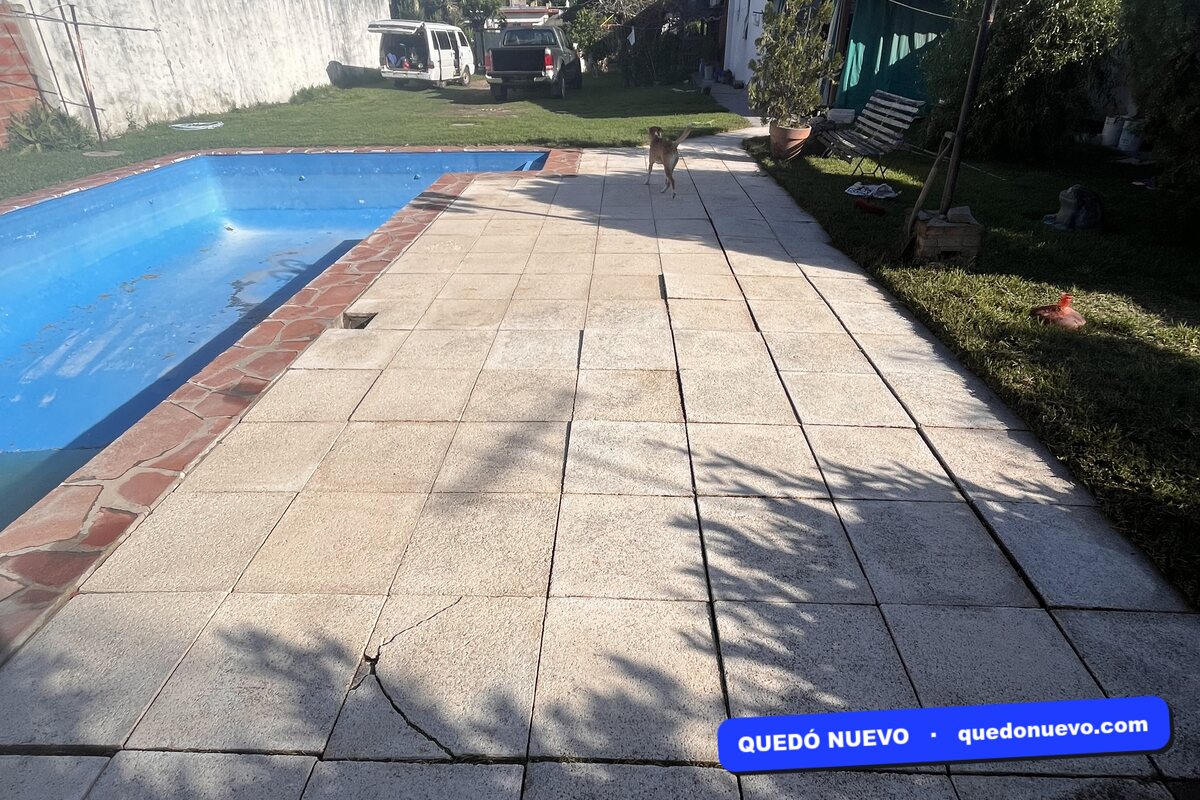 Borde de pileta limpio y desmalezado después del hidrolavado
